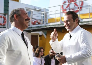 Karakomik Filmler 2 Arada Konusu: Hikâye Aslında Ne Anlatıyor?