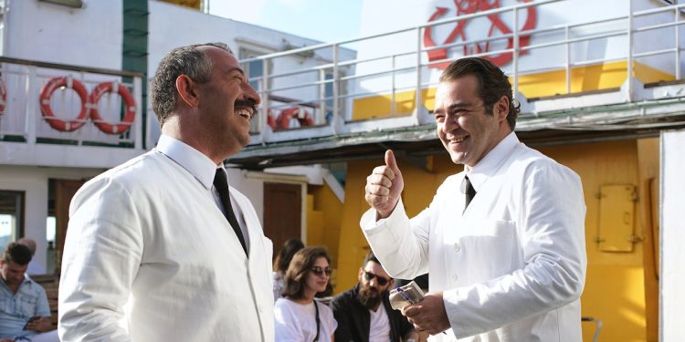 Karakomik Filmler 2 Arada Konusu: Hikâye Aslında Ne Anlatıyor?
