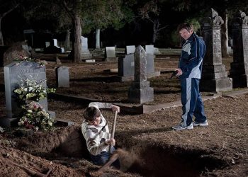Karanlığın Altında Gerçek mi? Beneath the Darkness Ne Anlatıyor?